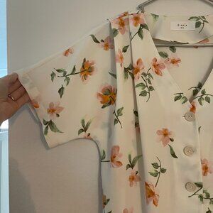 🌸 Floral Button-Front Blouse – Size S – Light & Lovely! 🌸